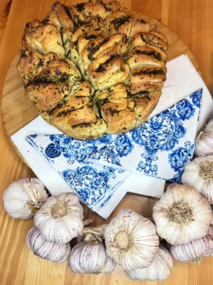 Catering - chleb czosnkowo - ziołowy